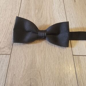 Black adjustable bow tie
